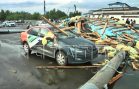 Сильный ветер сорвал крышу кафе и она раздавила 8 автомобилей, ехавших по дороге