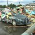 Сильный ветер сорвал крышу кафе и она раздавила 8 автомобилей, ехавших по дороге