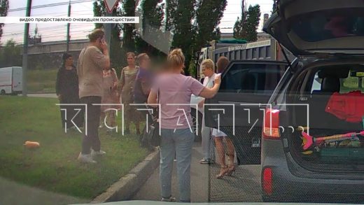 Водитель без сознания выехал на встречную полосу и его машину остановили другие водители