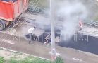 Я лужи разгоню асфальтом — дорожники укладывают асфальт в воду