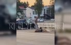 Жену, которую прилюдно избивал муж, спасли подростки