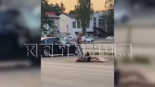 Жену, которую прилюдно избивал муж, спасли подростки