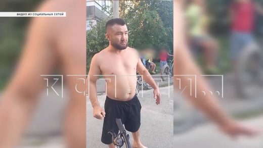 Жители Бора задержали мигранта, который в неадекватном виде домогался детей