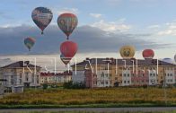 Аэронавты с воздушного шара постучались в окна жителей Бора