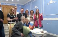 Семейная пара, поженившаяся 75 лет назад, отмечает Коронную свадьбу