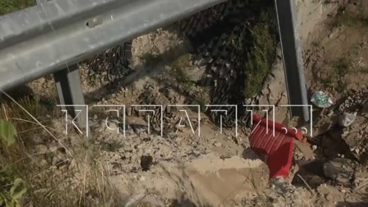 Жители деревни Малиновка оказались отрезаны от цивилизации из за провала на единственной дороге