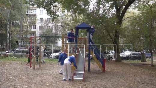 Детские площадки вокруг стадиона «Водник» приводят в порядок