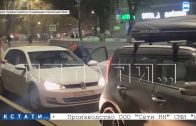 Ревнивый муж выследил жену, сходившую в театр с другим мужчиной, подрезал их на дороге и напал
