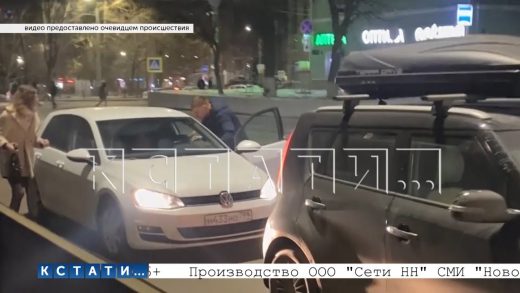 Ревнивый муж выследил жену, сходившую в театр с другим мужчиной, подрезал их на дороге и напал