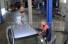 Голый мужчина в трусах и наручниках прибежал в автосервис и потребовал вызвать полицию