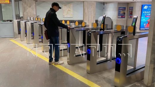 На станции метро «Заречная» установили новые турникеты для оплаты проезда