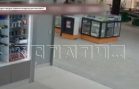 Наглый, но глупый грабитель, украл смартфоны, а они его выдали полиции