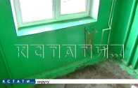 Посетители притона, которым отказали, из мести стали уродовать и крушить подъезд дома