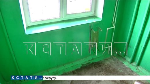 Посетители притона, которым отказали, из мести стали уродовать и крушить подъезд дома