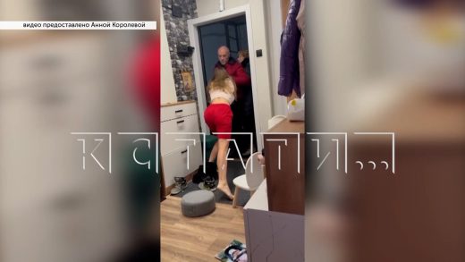 Бабушка пытается увидеть внучку, врываясь в дом к бывшей невестке