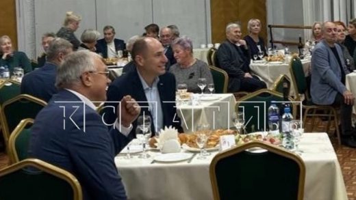 Детей-спортсменов выгнали из спортзала, чтобы чиновники с мэром Бора там праздновали и выпивали