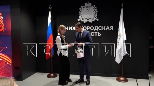 Лучшим школьникам города Нижнего Новгорода сегодня в мэрии вручали паспорта