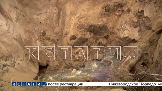 Огромный провал рядом с огромной стройкой