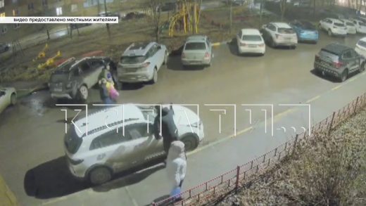 Разругавшийся с соседом житель схватил молоток и разгромил на стоянке его машину