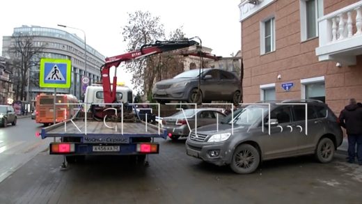 Водитель, машину которого забрали эвакуаторщики, запрыгнул в неё и победил