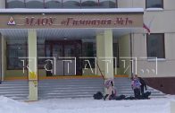 Чтобы воспитать школьников, директор школы в лютый мороз не пустила их в школу и заставила мёрзнуть