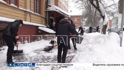 Добровольцы вышли на помощь коммунальщикам для уборки снега