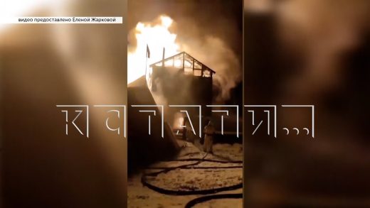 Фермеры, хозяйство которых уничтожил пожар, заявили, что пожарным нечем было его тушить