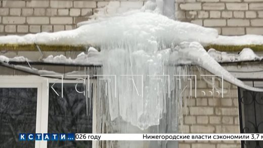 Коммунальщики сбивали сосульки так, что заблокировали выход из подъезда