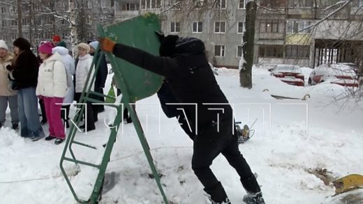 Председатель ТСЖ, несмотря на протесты жителей, сносит детскую площадку ради платной автопарковки