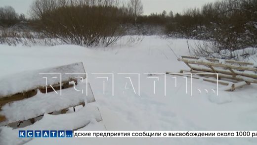 Сын районного бизнесмена, катаясь на снегоходе, регулярно уничтожает заборы соседей попроще