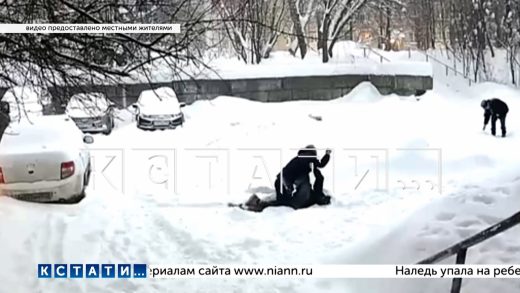 Десятки прохожих проходили мимо, пока один мужчина зверски убивал другого на дороге