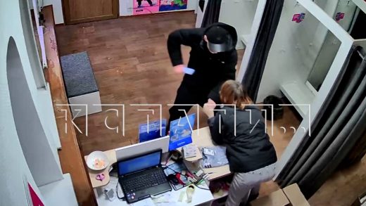 Неадекватный мужчина, угрожая канцелярским ножом, попытался затащить сотрудницу ПВЗ в примерочную