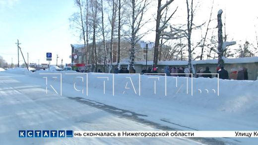 Поддержка жителями обвиняемого в педофилии привела к оцеплению суда из-за возможности беспорядков