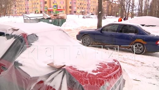 Забрасывают яйцами автомобили и кидают угрозы — жители Автозавода организовали незаконную парковку