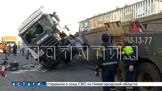 Большегруз с цистерной снёс столб, забор и рухнул с моста на дорогу внизу