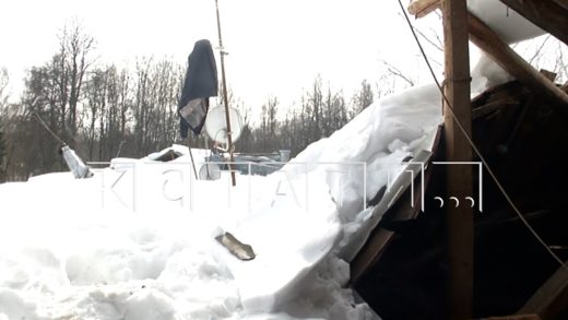 Коммунальщики игнорировали жалобы жителей о трещащей крыше, и она в конце концов не выдержала