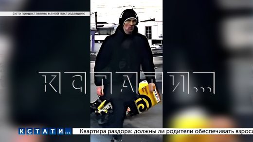 Курьер на самокате на дороге напал на пассажира автомобиля и нанёс удар, отправивший того в кому