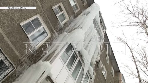 Многоэтажки оказались в ледяном плену из за огромных сосулек