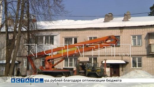 Многоквартирный дом пролило до первого этажа из‑за рухнувшей под тяжестью нечищеного снега крыши