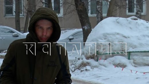 Ночью пьяный дебошир без трусов устраивает скандалы, а днём отмывает подъезд и просит прощения