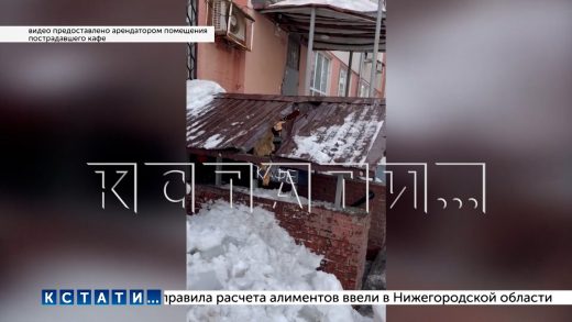 Разгромом крыш и витрин магазинов закончилась очистка коммунальшиками от наледи крыши дома