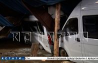 Рухнувшая крыша автопредприятия раздавила пассажирские автобусы и коммунальную технику
