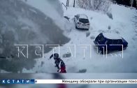 Семейная пара чудом выжила под сошедшей с крыши многотонной лавиной снега и льда
