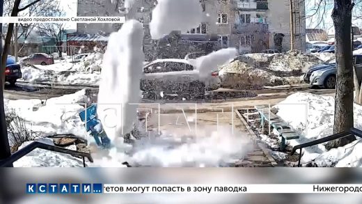 Снежные глыбы, рухнувшие с крыши, чудом обогнули пенсионерку и упали на кошек, которых она кормила