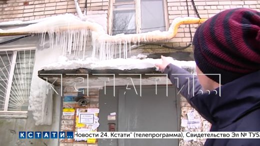 Выход из подъезда оказался перекрыт льдом, чтобы выбраться, жителям пришлось использовать перфоратор