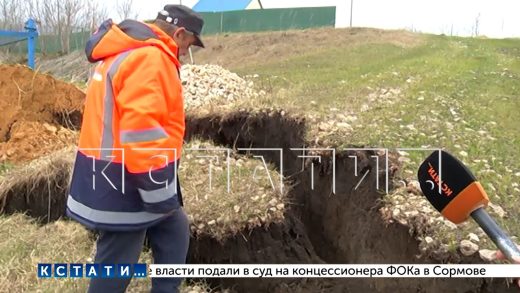 Деревню Ендовищи разорвала напополам гигантская трещина в земле