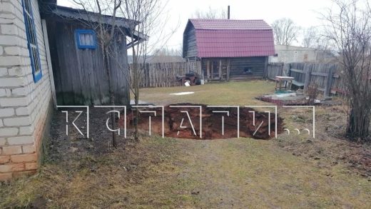 Карстовый провал, образовавшийся ночью у крыльца жилого дома, расширялся на глазах с гулом и шумом