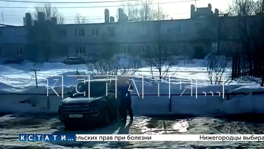 Муж, которого жена держит за железной дверью, вырвался на свободу и стал громить машины соседей