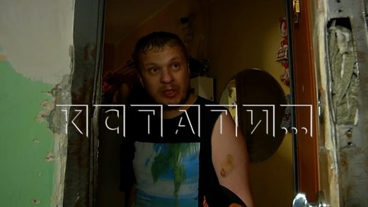 Мужчина сначала рубил двери соседей топором, а потом покусал соседку