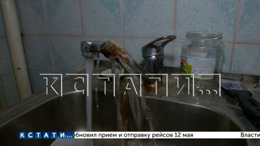 Мать с двумя маленькими детьми отказывается покидать треснувший дом, несмотря на угрозу жизни